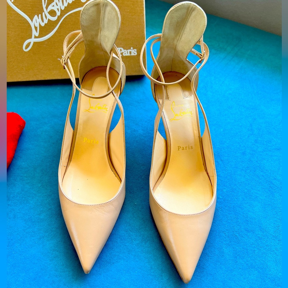 Authentic Christian Louboutin size 39.5 70m Nude heels